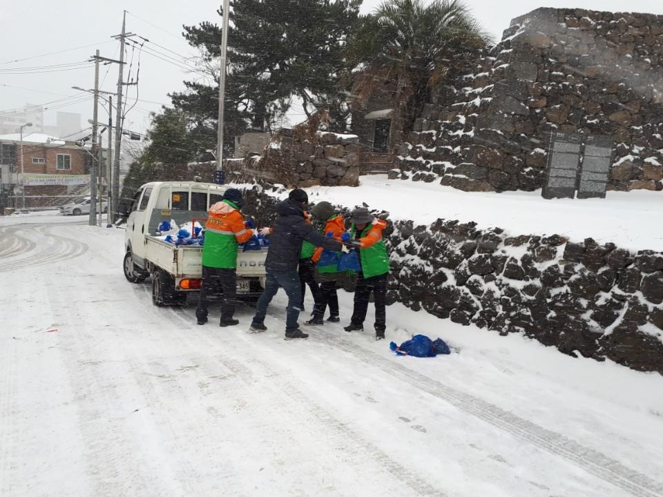 지역자율방재단 결빙지역 제설활동 전개 첨부이미지