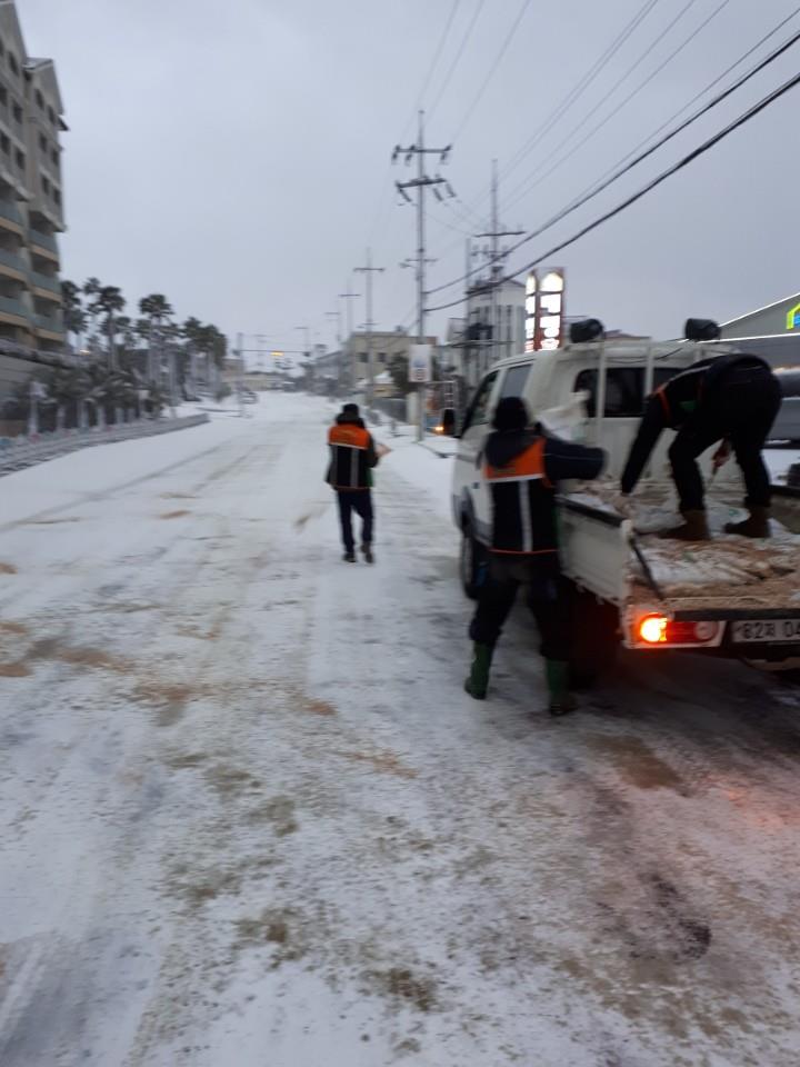 자율방재단, 주요도로변 제설작업 첨부이미지