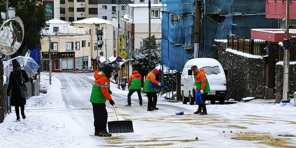 자율방재단 합동 결빙지역 도로변 제설작업 실시 첨부이미지