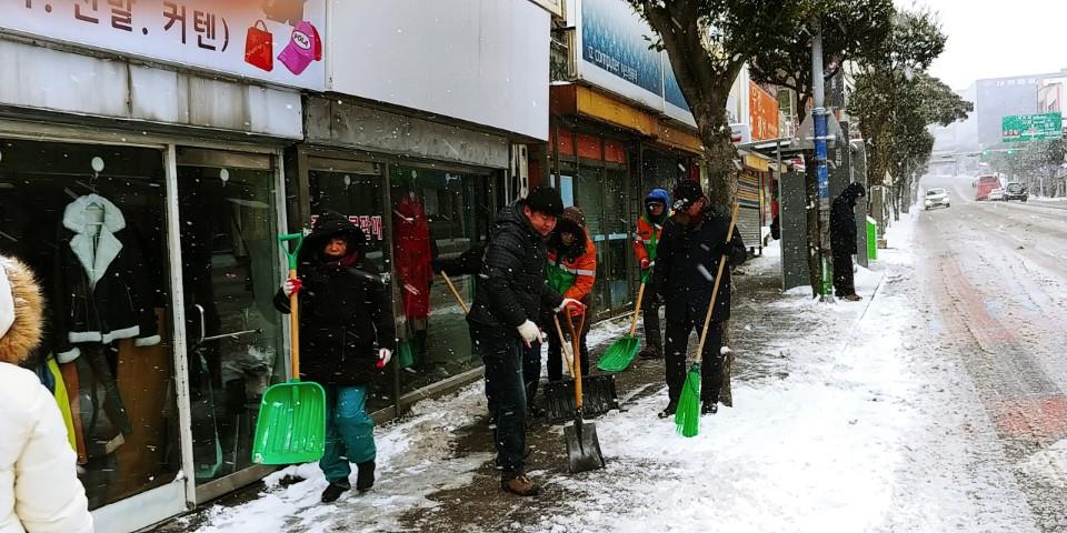 주요 결빙도로 및 인도, 버스승차대 제설작업 실시 첨부이미지