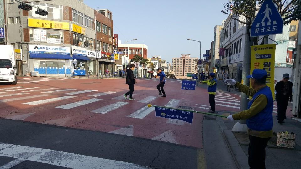 바르게살기운동이도1동위원회 교통질서 캠페인 전개 첨부이미지