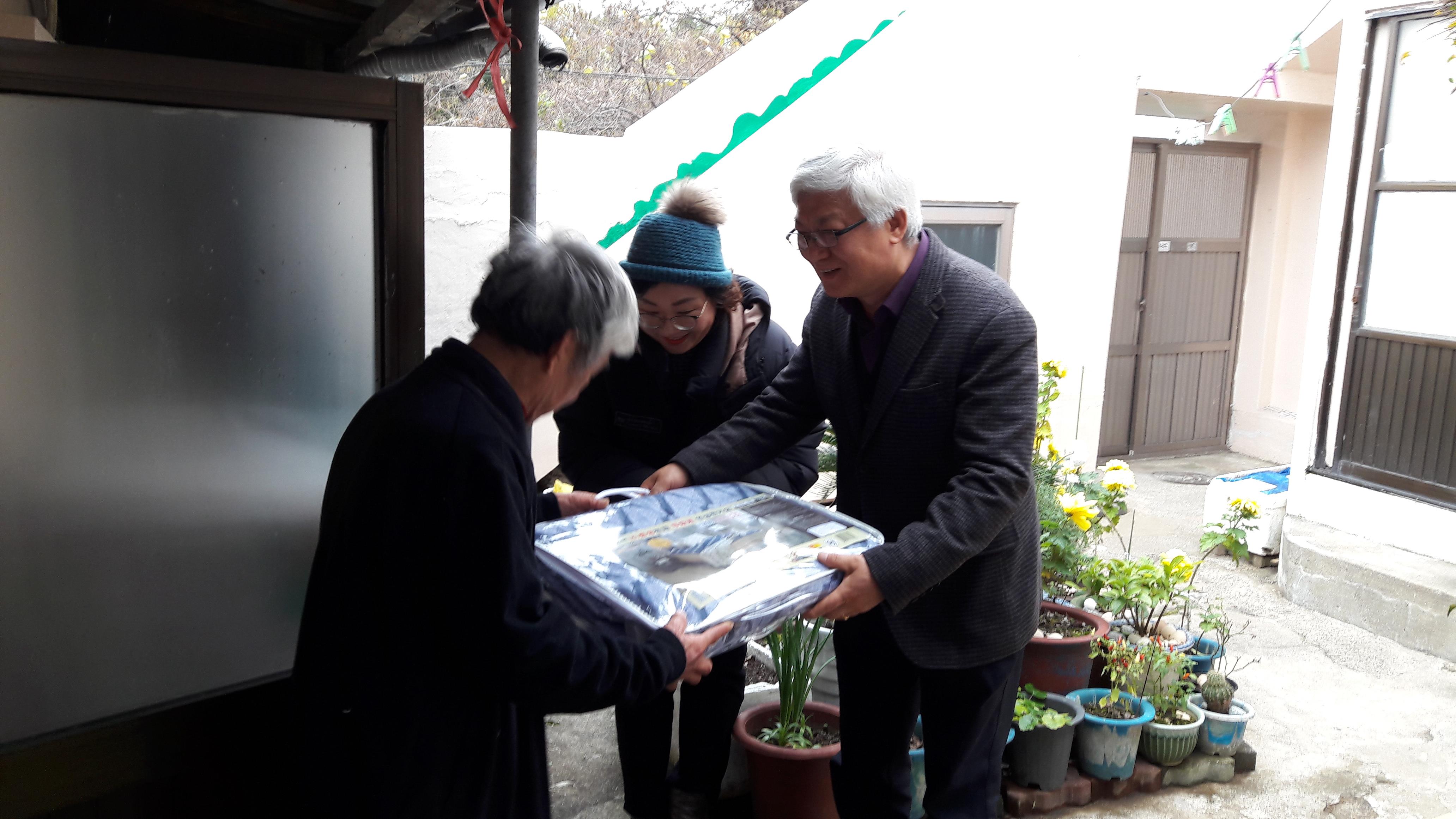 이도1동통장협의회, 저소득층 난방용품 전달 첨부이미지