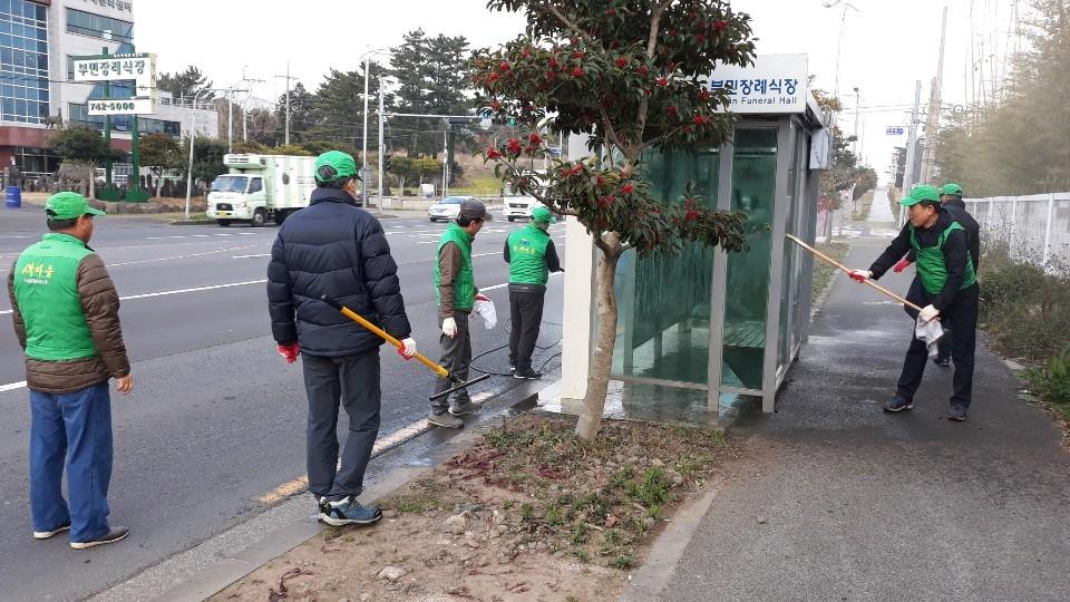 이도2동, 새마을지도자협의회 봄맞이 버스승차대 환경정비 첨부이미지