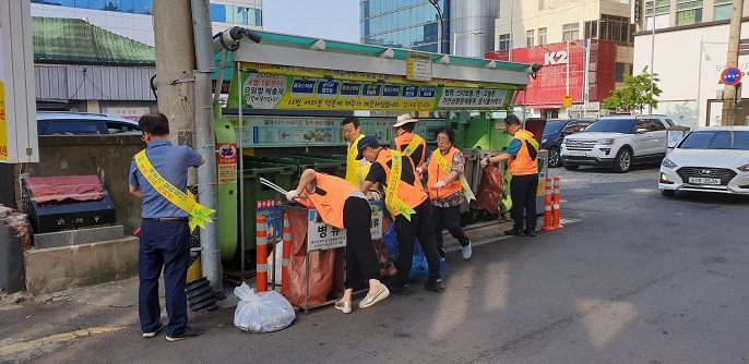 일도1동통장협의회 클린하우스 쓰레기 불법투기 단속 전개 첨부이미지