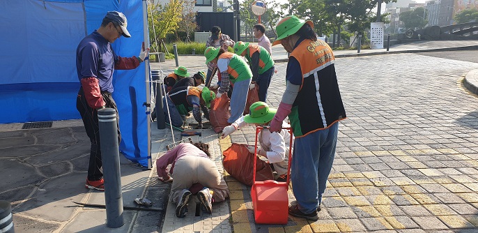 일도1동 자율방재단 주요 도로변 집수구 정비활동 전개 첨부이미지