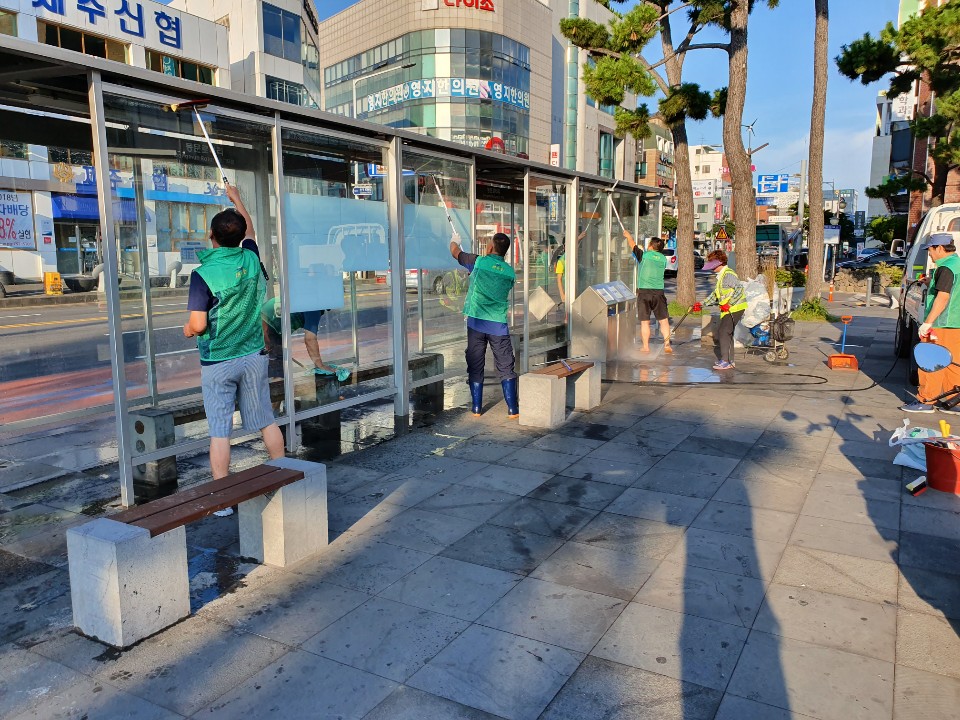 새마을지도자일도1동협의회 버스승차대 환경정비 실시 첨부이미지