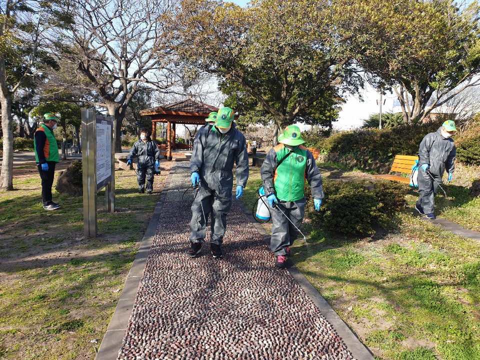 용담1동자율방재단 코로나19 확산방지를 위한 야외체육시설 방역 실시 첨부이미지