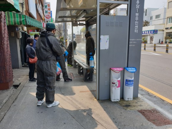 용담1동 청년회, 다중이용시설에 대한 코로나19 예방 방역활동 실시 첨부이미지