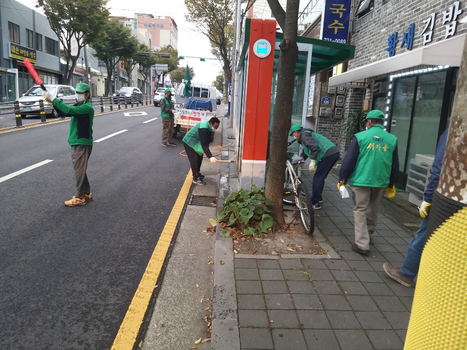 새마을지도자 용담1동 협의회 버스정류장 방역 및 안전문화운동 캠페인 전개 첨부이미지