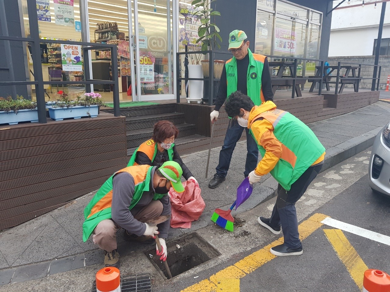 용담2동, 지역자율방재단 주요도로변 집수구 정비 첨부이미지