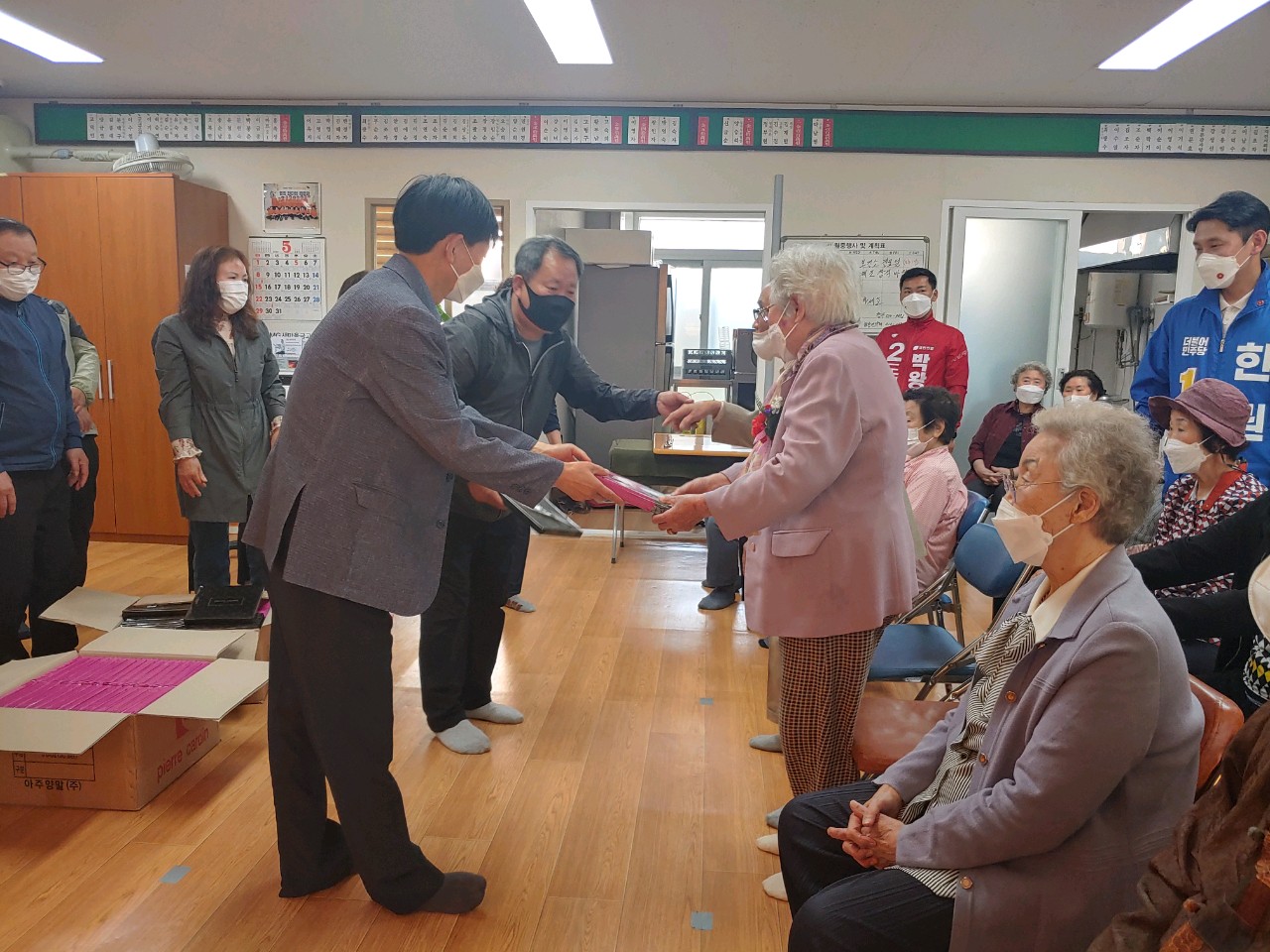 일도1동통장협의회, 어버이날 맞이 선물 전달 첨부이미지