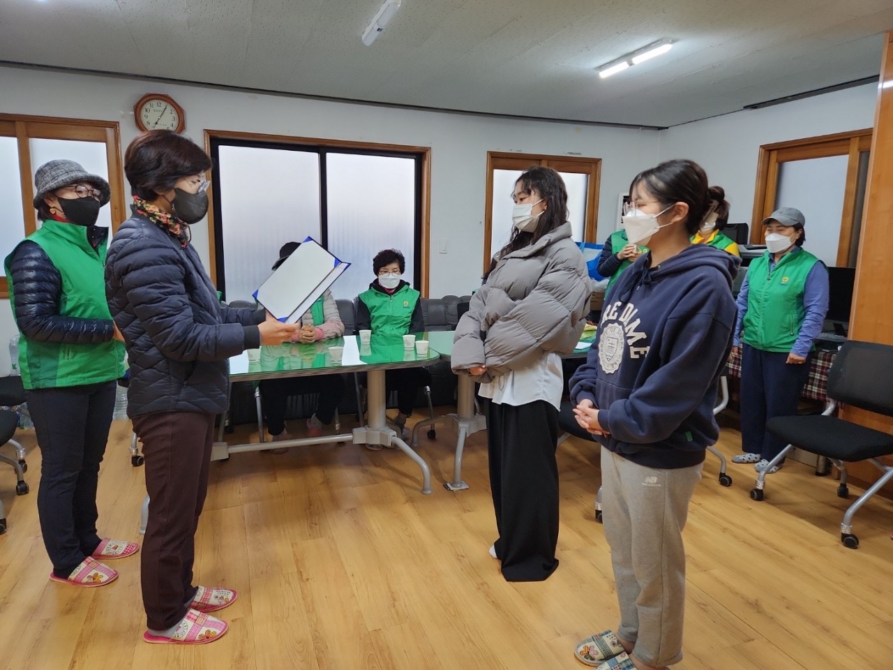 오라동새마을부녀회, 지역 취약계층 청소년들에게 장학금 전달 첨부이미지