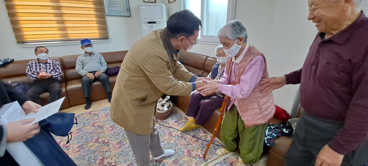 오라동, 100세 어르신 청려장(장수지팡이) 전달 첨부이미지