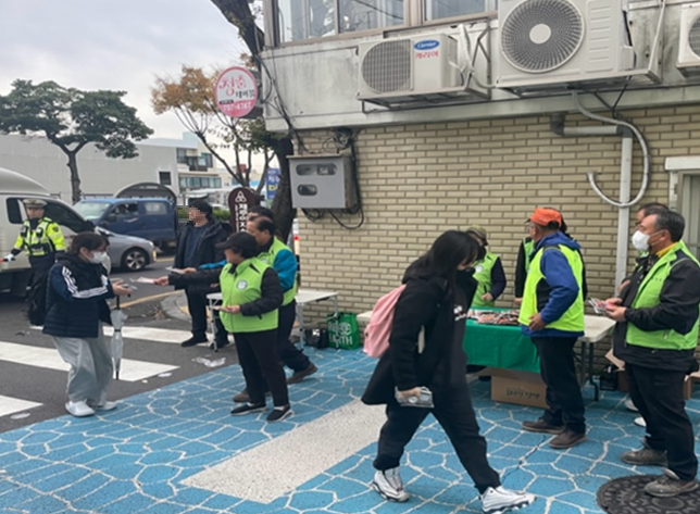 건입동청소년지도협의회, 대학수학능력시험 수험생 응원 물품 배부 첨부이미지