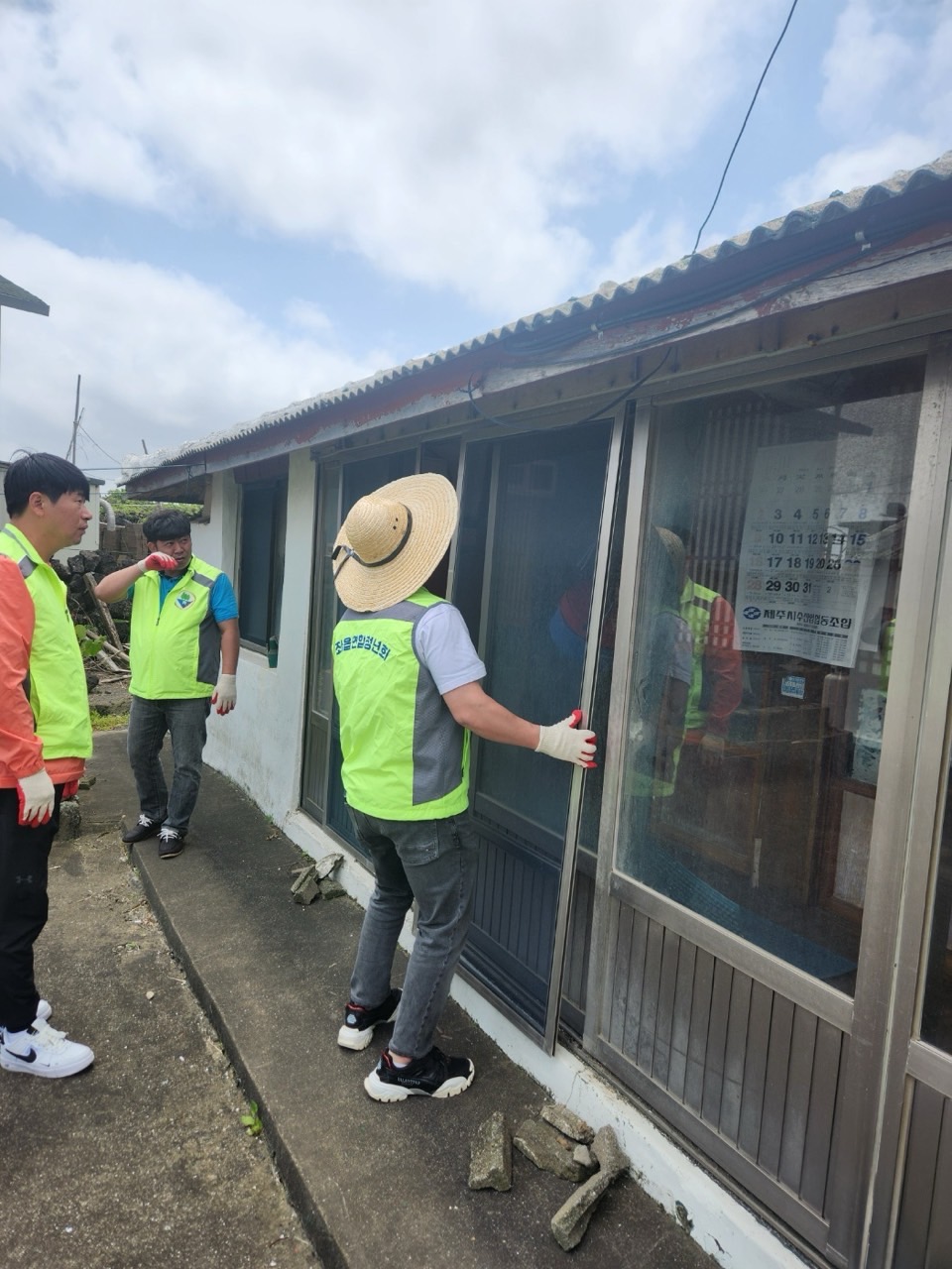 구좌읍연합청년회, 독거노인 및 취약계층 방충망 교체사업 추진 첨부이미지