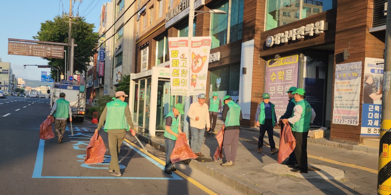 새마을지도자 이도2동협의회 버스승차대 정비 실시 첨부이미지