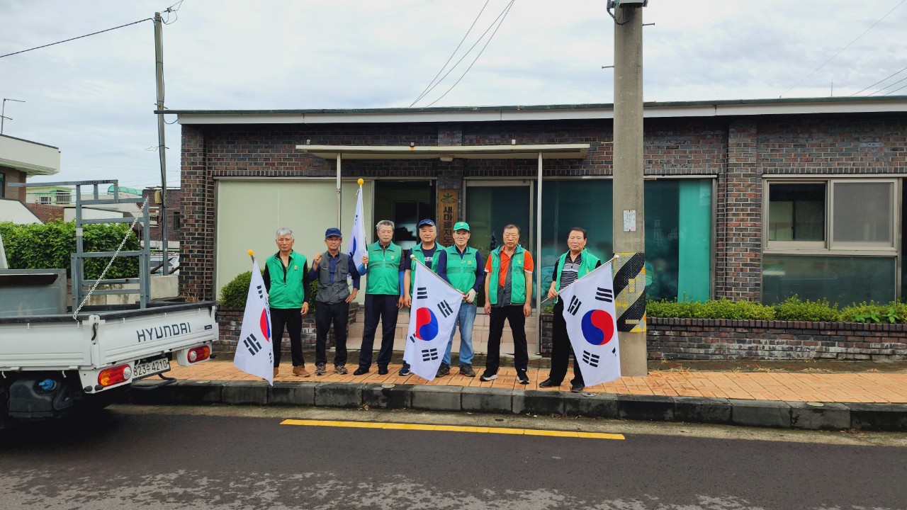 새마을지도자 이도2동협의회 제헌절 맞이 가로기 게양 첨부이미지