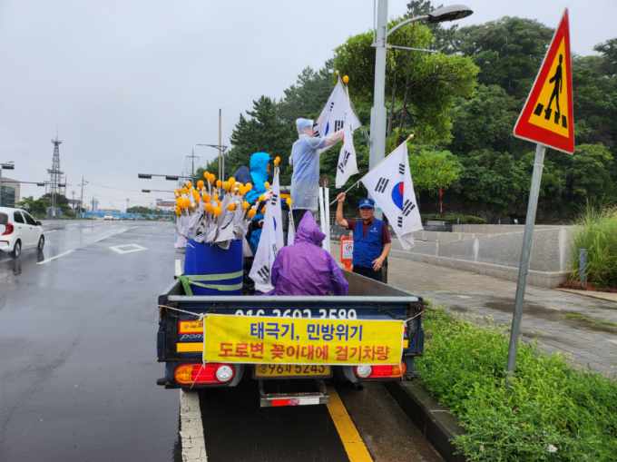 바르게살기운동건입동위원회 제헌절 맞이 가로기 게양 첨부이미지