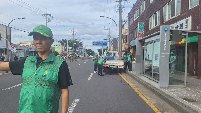 새마을지도자용담1동협의회, 관내 버스승차대 환경정비 실시 첨부이미지