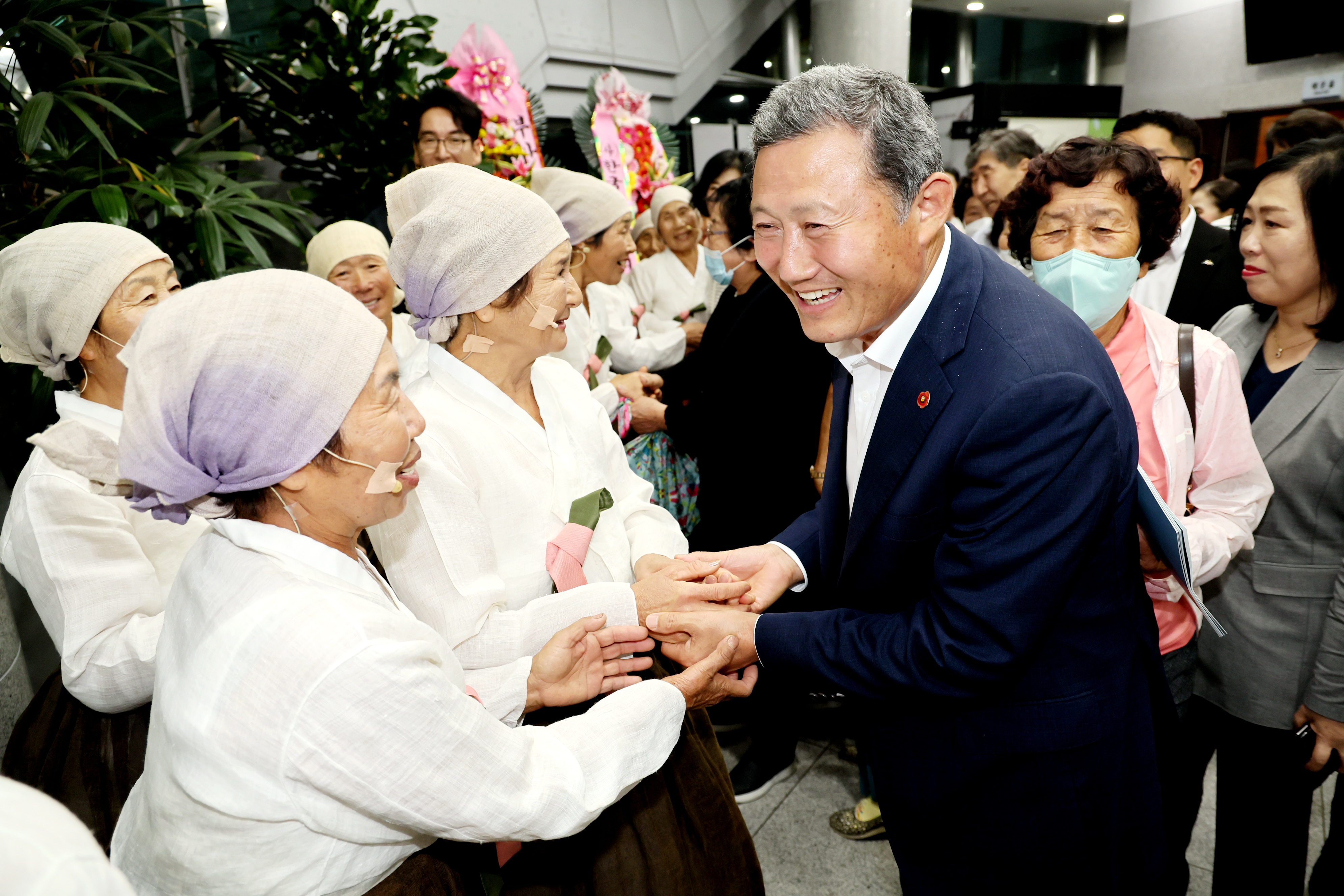 김완근 제주시장， 고산어촌계 해녀문화 부산공연 참석 격려1.jpg