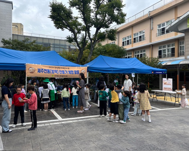 오라동새마을부녀회,‘제주 전통 먹거리(빙떡) 만들기 체험’성료 첨부이미지