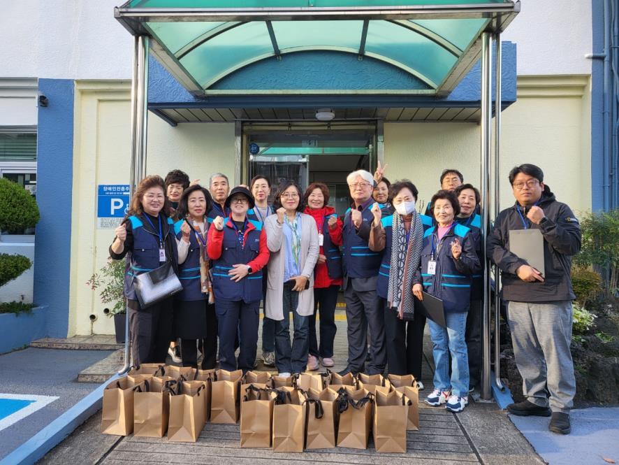 이도1동 지역사회보장협의체, 저소득 가정에 후원음식 전달 첨부이미지