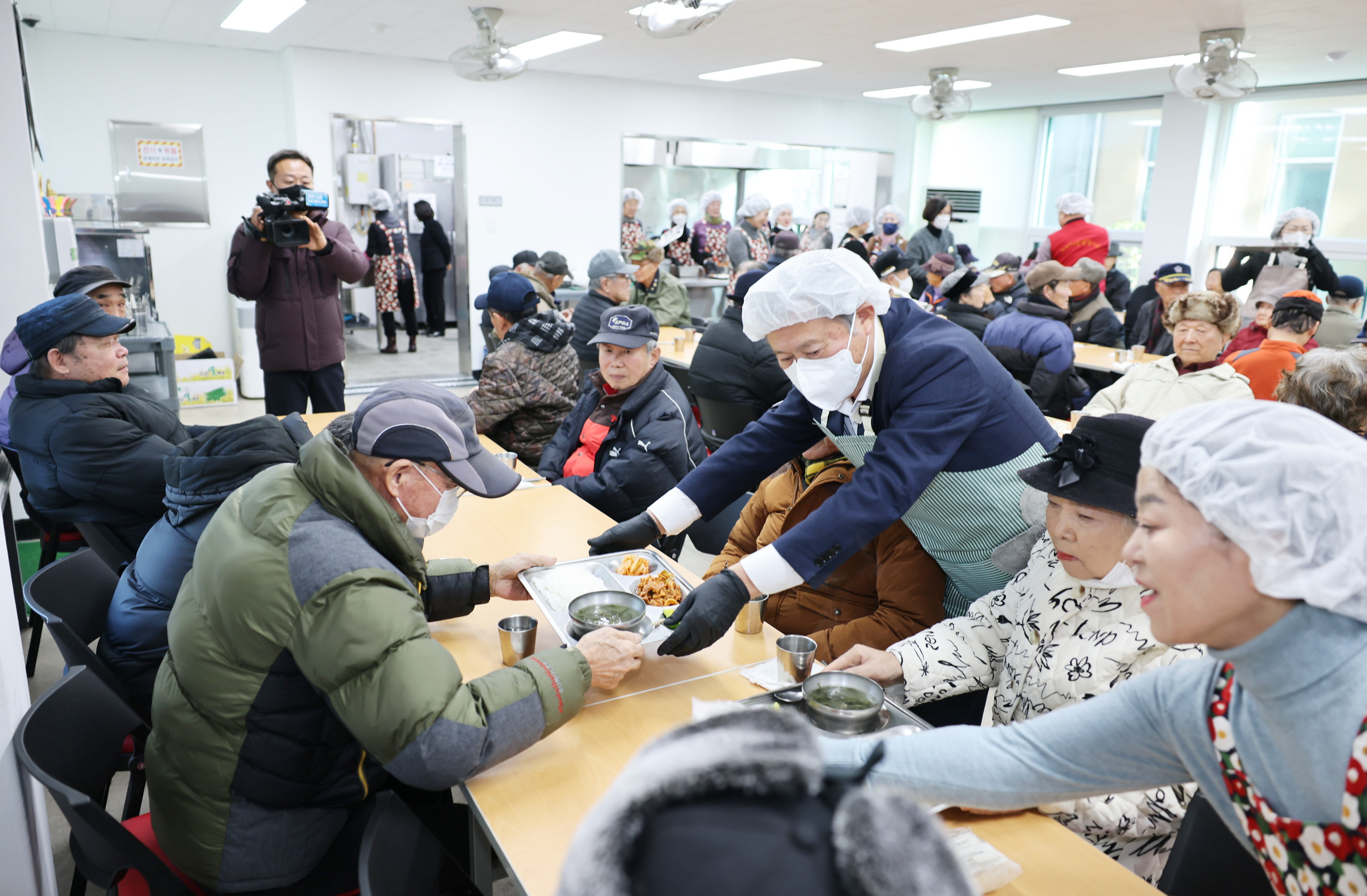 김완근 제주시장, 경로식당 급식봉사로 나눔의 의미 전해 (3).JPG