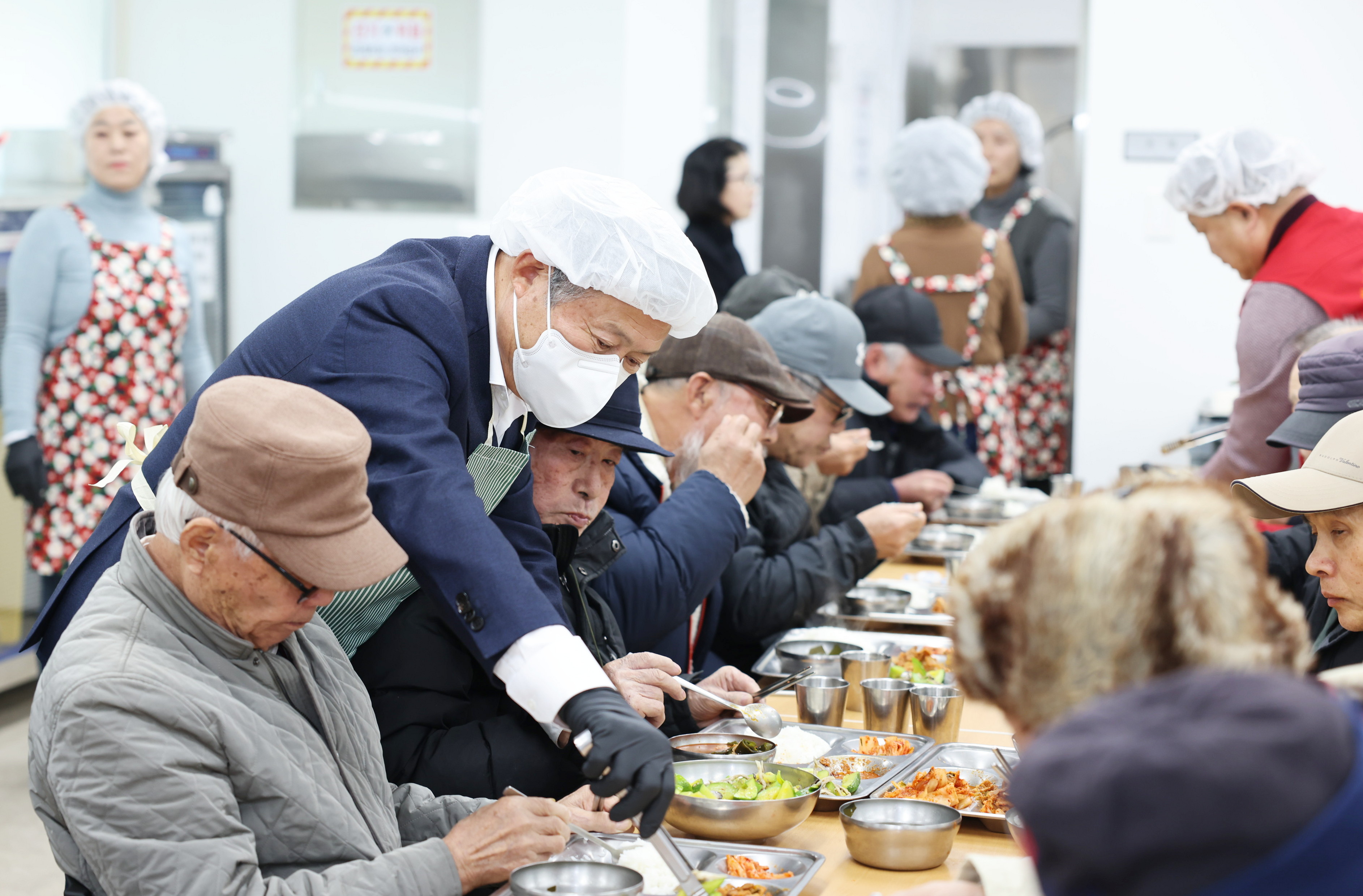 김완근 제주시장, 경로식당 급식봉사로 나눔의 의미 전해 (6).JPG