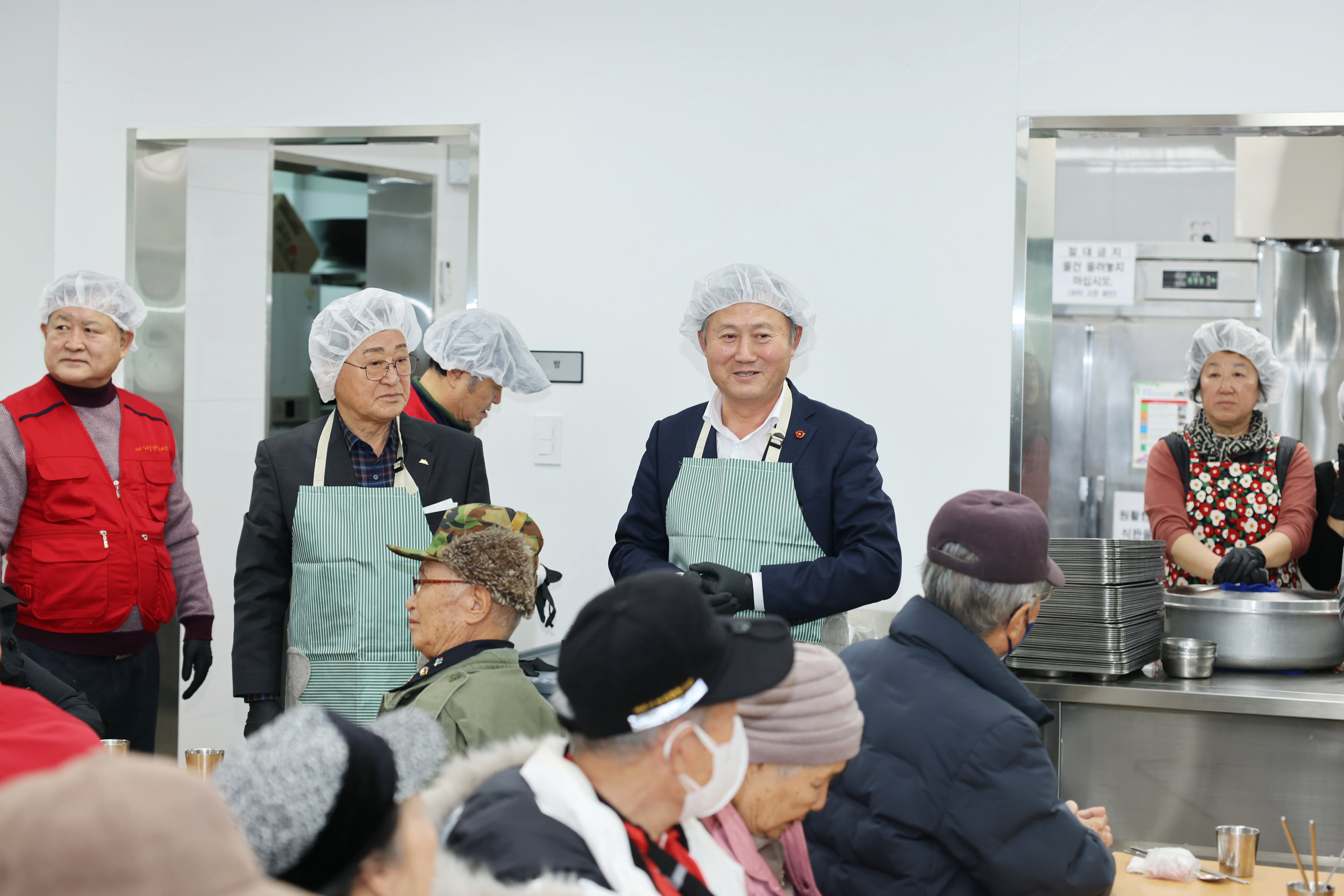 김완근 제주시장, 경로식당 급식봉사로 나눔의 의미 전해 (1).JPG