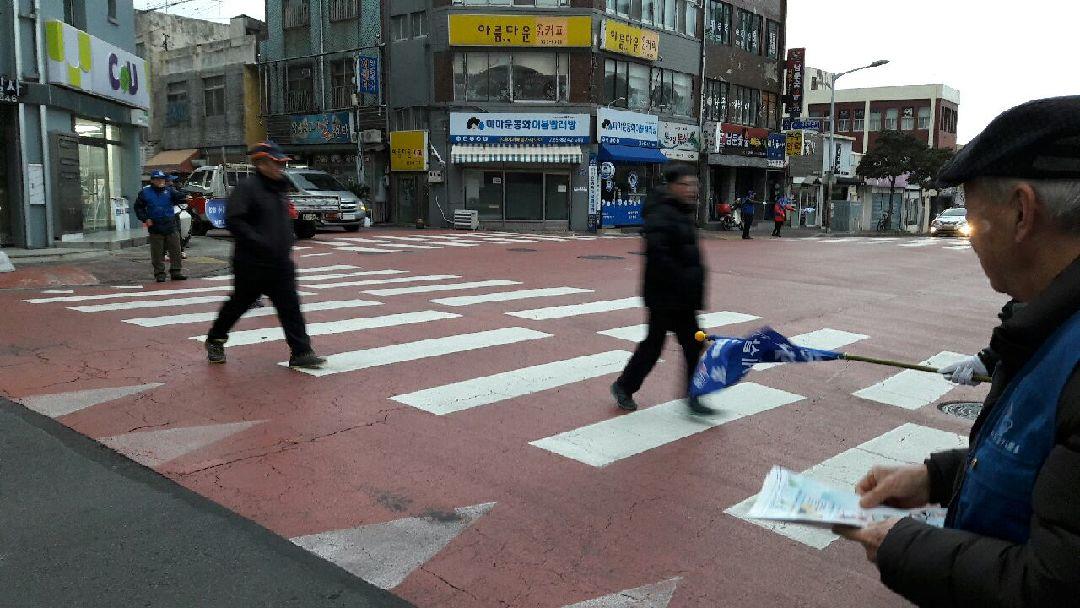 바르게살기운동이도1동위원회 교통질서 캠페인 전개 첨부이미지