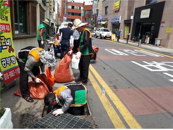 우기대비 집수구 퇴적물 제거활동 첨부이미지