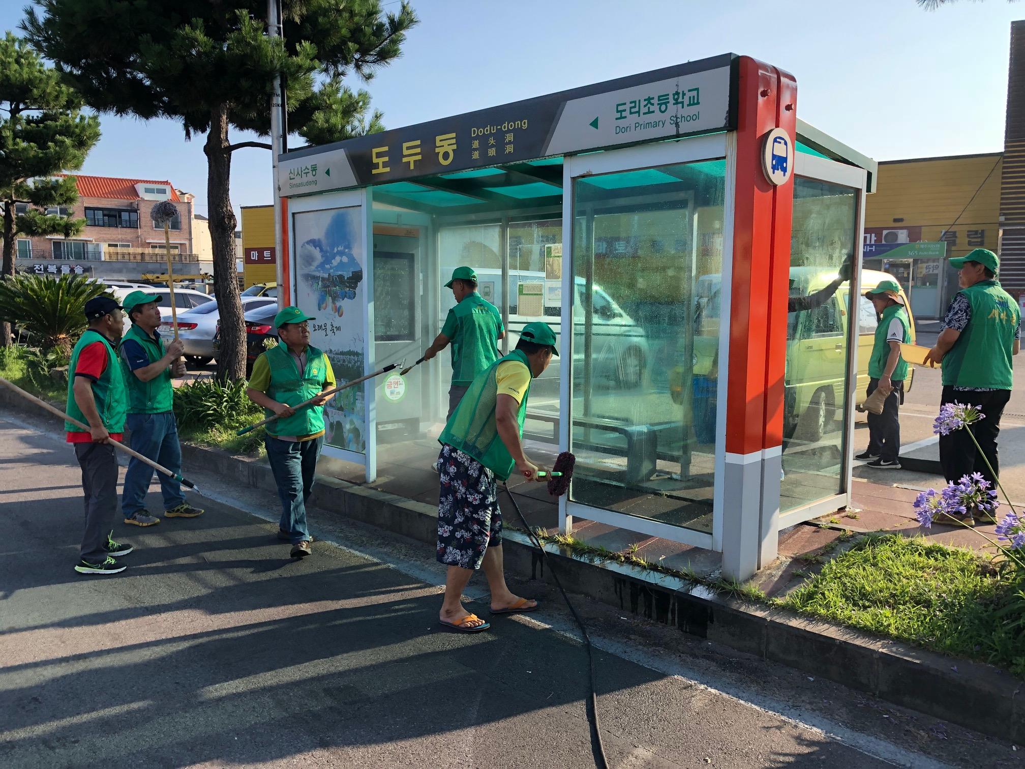 도두동새마을지도자협의회, 버스승차대 환경정비 실시 첨부이미지