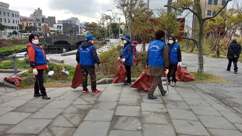 바르게살기운동건입동위원회 관내 환경정비 실시 첨부이미지