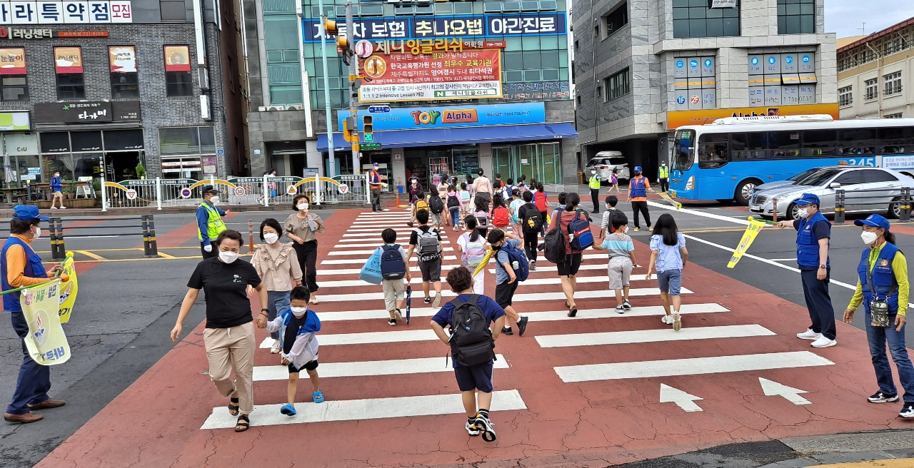 아라동바르게살기위원회, 어린이 등굣길 교통안전 캠페인 활동 첨부이미지