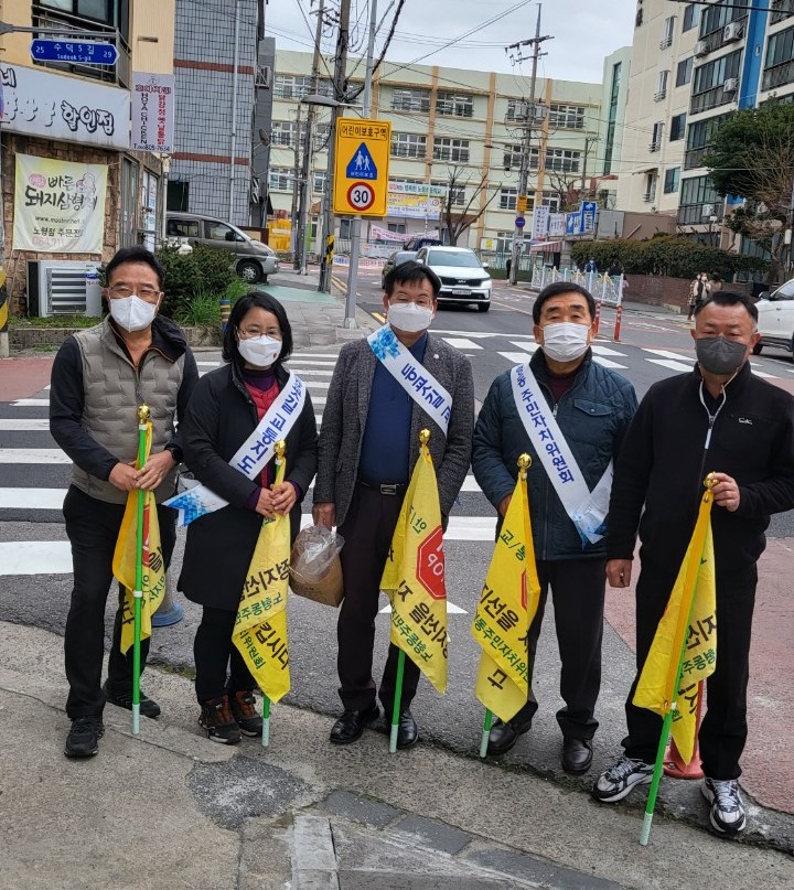 노형동주민자치위원회, 등굣길 교통안전지도 봉사활동 실시 첨부이미지