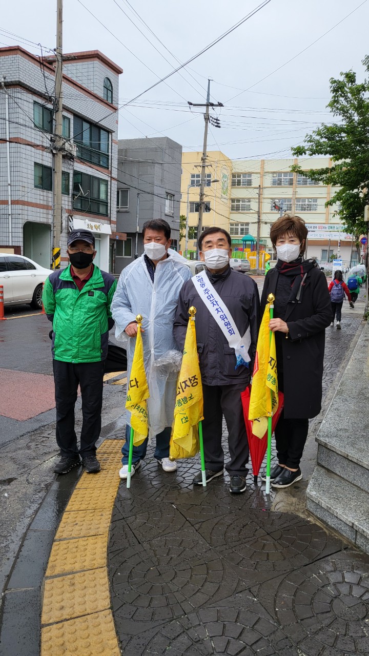 노형동주민자치위원회, 교통안전지도 봉사활동 실시 첨부이미지