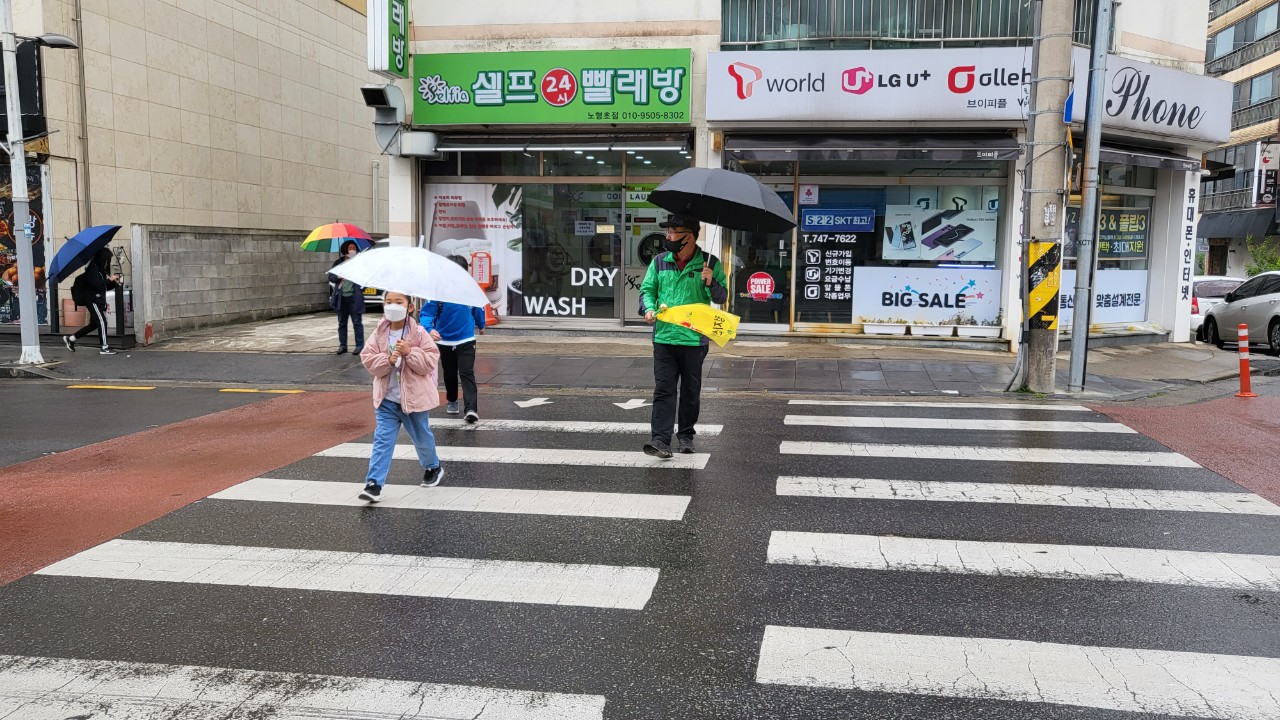 노형동주민자치위원회, 교통안전지도 봉사활동 실시 첨부이미지