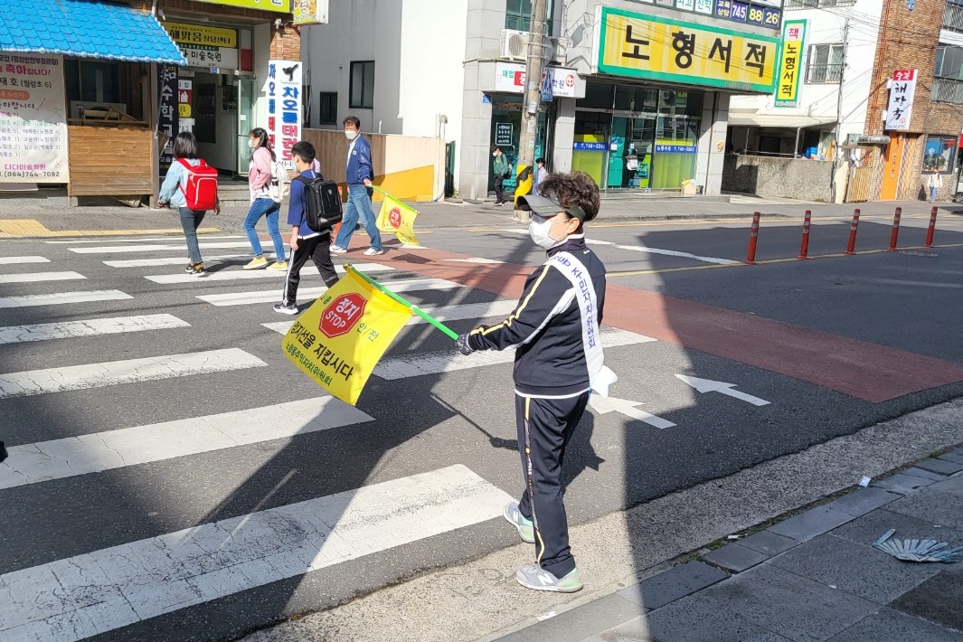 노형동주민자치위원회, 교통안전지도 봉사활동 실시 첨부이미지