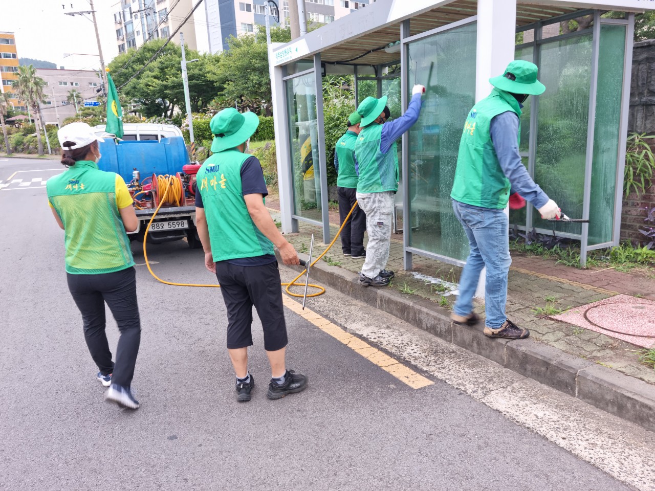 삼양동새마을부녀회, 버스승차대 소독 정비 실시 첨부이미지