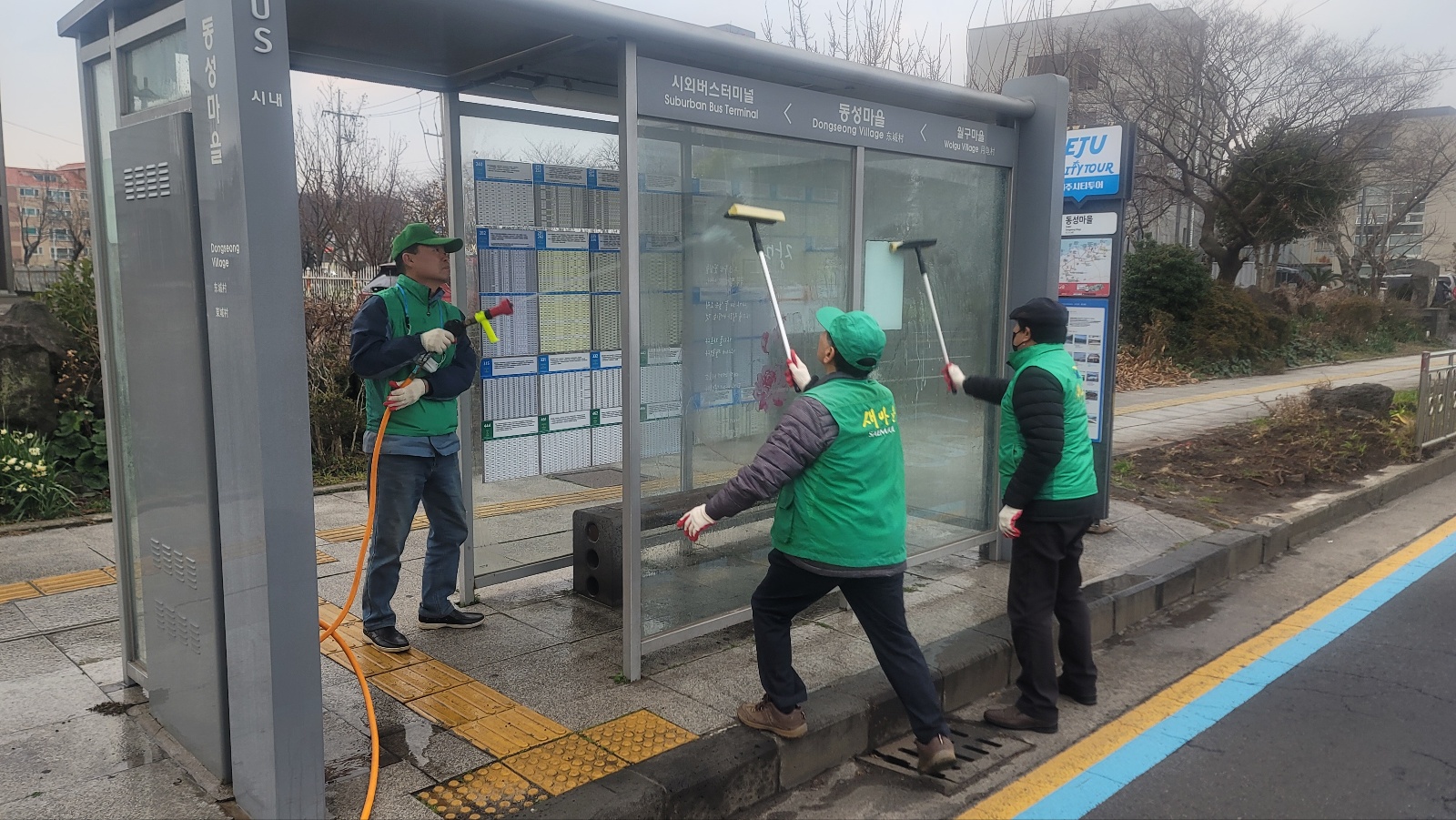 새마을지도자오라동협의회 버스승차대 환경정비 및 방역 실시 첨부이미지