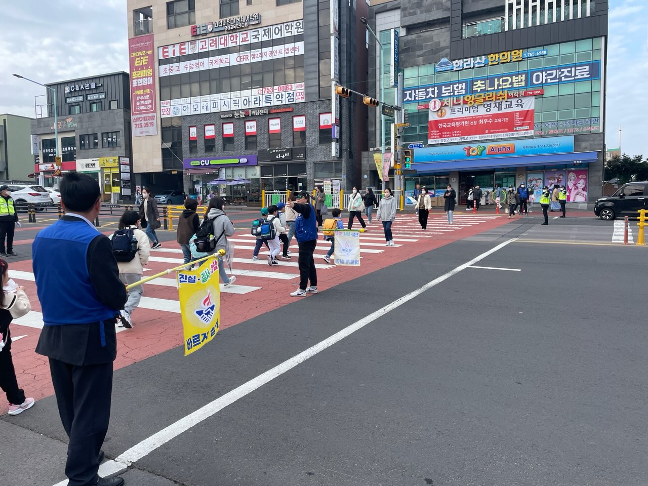 바르게살기운동아라동위원회, 어린이 등굣길 교통안전 캠페인 활동 첨부이미지