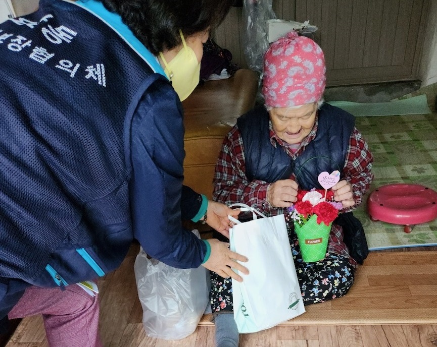 오라동지역사회보장협의체, 어버이날 맞아 사랑의 카네이션 전달 첨부이미지