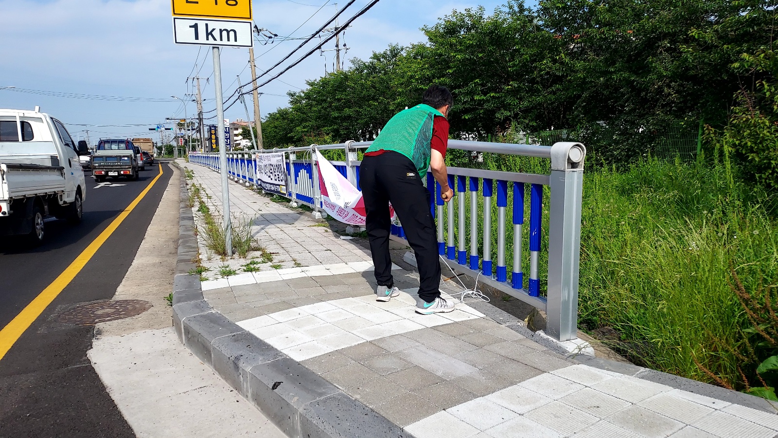 새마을지도자 외도동협의회, 주민자율 방역 활동 및 불법광고물 철거 실시 첨부이미지