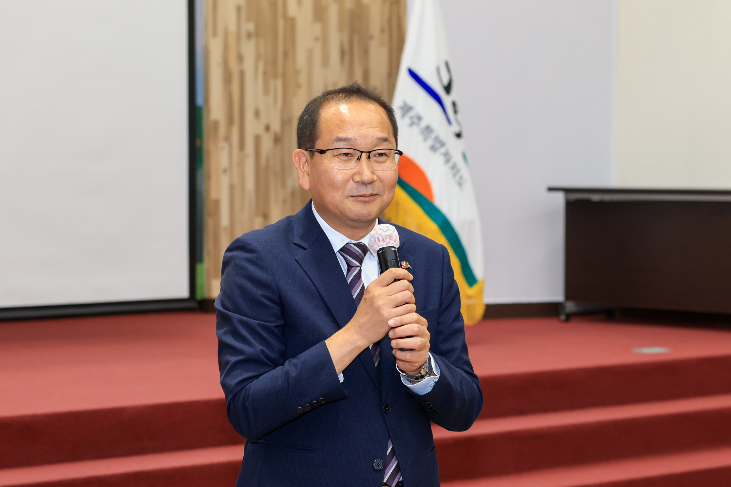 우리동네 삼춘돌보미 역량강화 교육 참석자 격려 첨부이미지