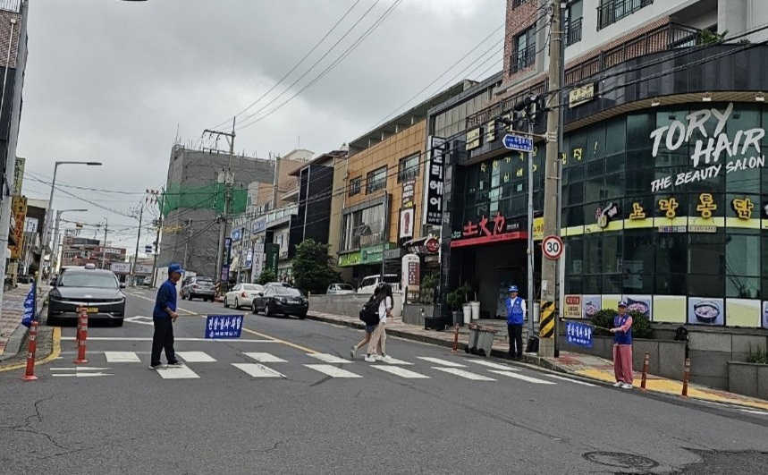 바르게살기운동 외도동위원회, 교통안전 캠페인 전개 첨부이미지