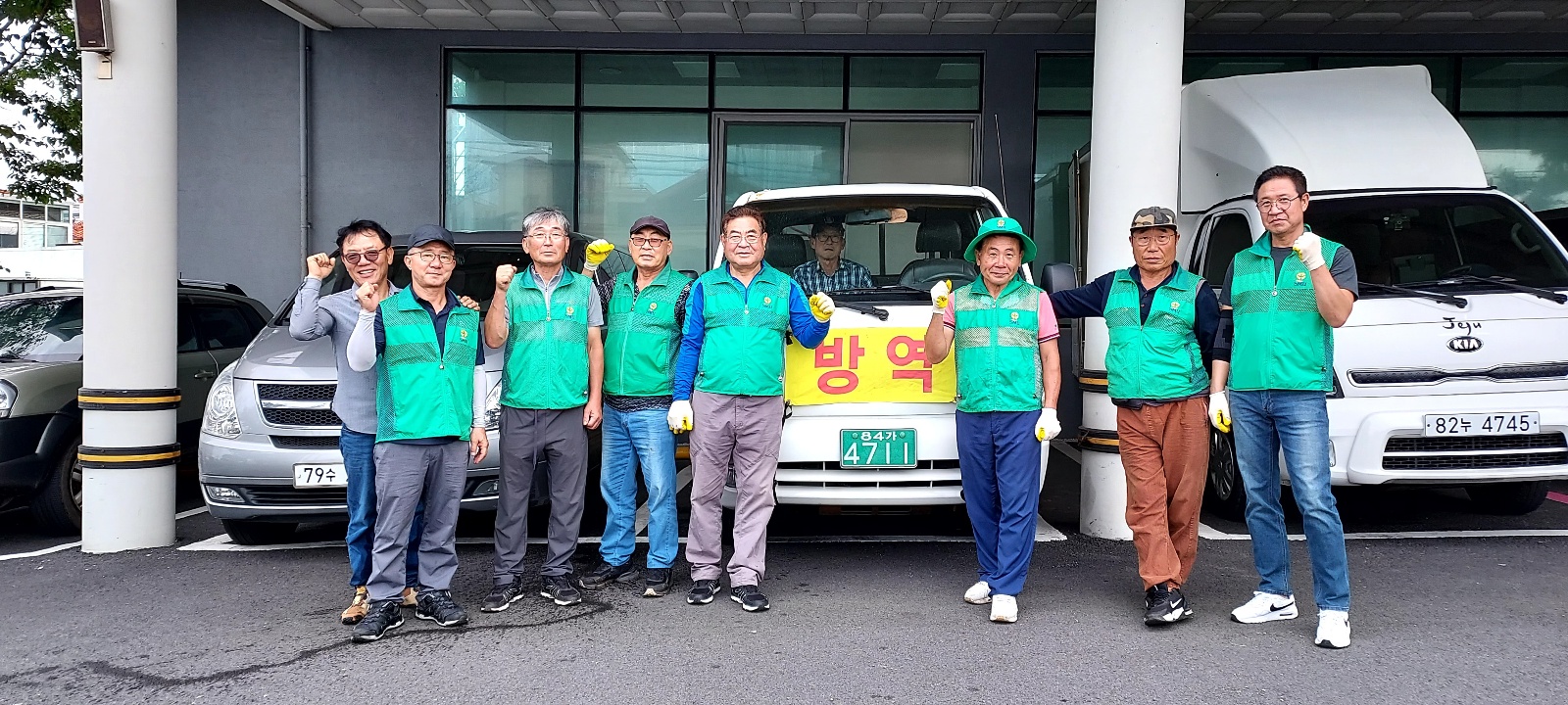 새마을지도자 외도동협의회, 버스승차대 환경정비 실시 첨부이미지