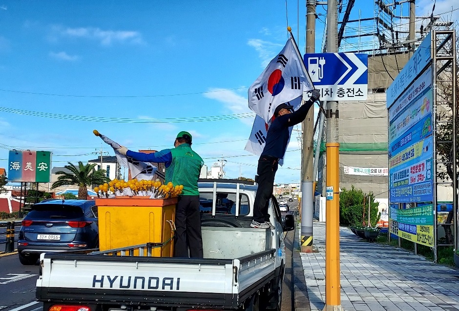 새마을지도자 외도동협의회, 태극기 게양 활동 실시 첨부이미지