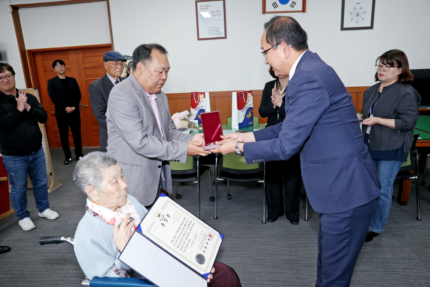 6.25 참전유공자 유족 화랑무공훈장 전수 첨부이미지