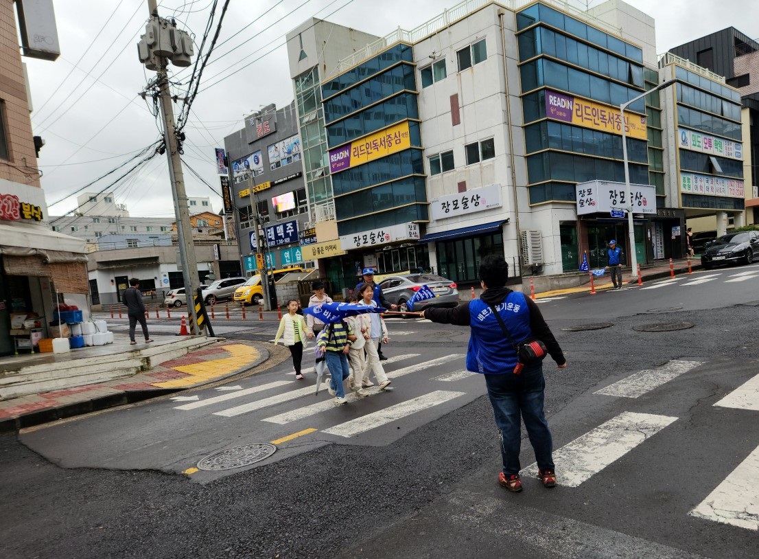 바르게살기운동 외도동위원회, 교통안전 캠페인 전개 첨부이미지