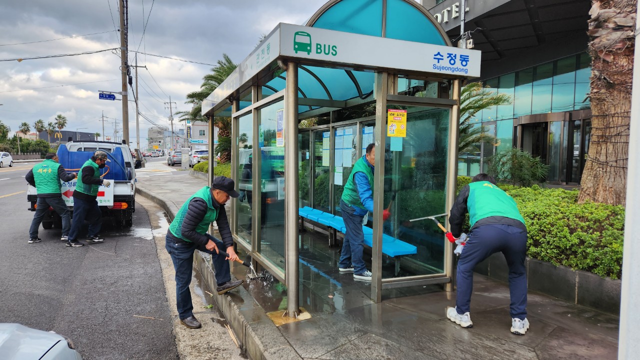 새마을지도자 외도동협의회, 버스승차대 환경정비 첨부이미지